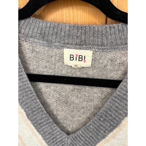 Bibi Grey V-Neck Accent Sweater – Size Medium - Picture 2 of 4